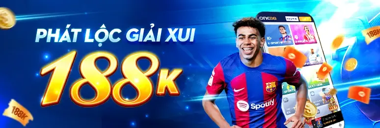 Cầu thủ bóng đá đang thi đấu trên sân cỏ với ánh đèn sân vận động rực rỡ